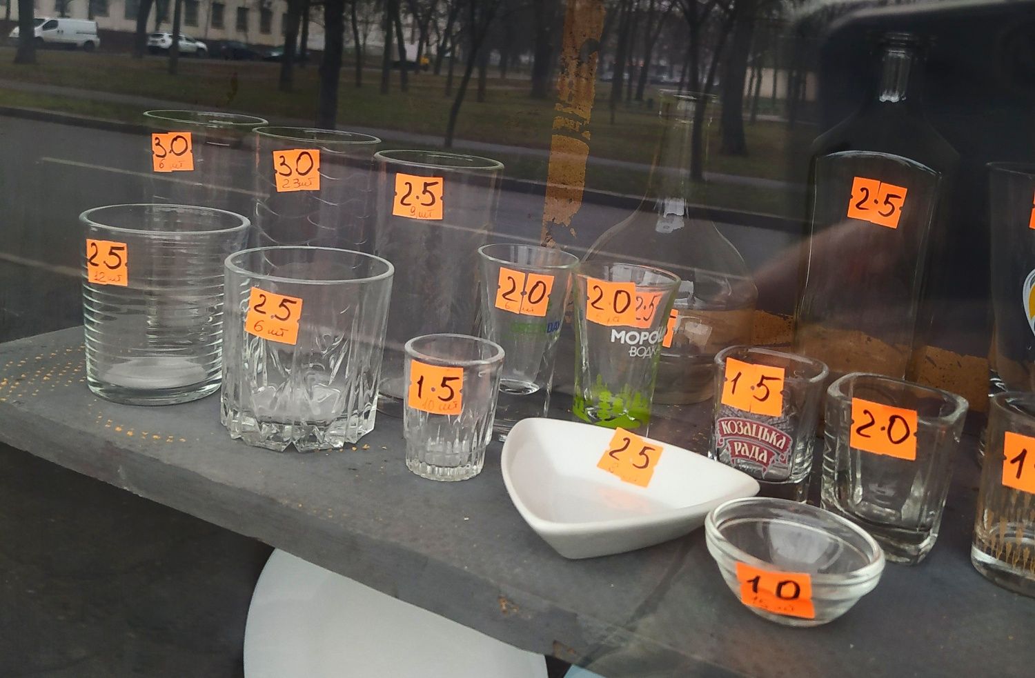 Стакани, бокали, рюмки, тарілки, дощечки,