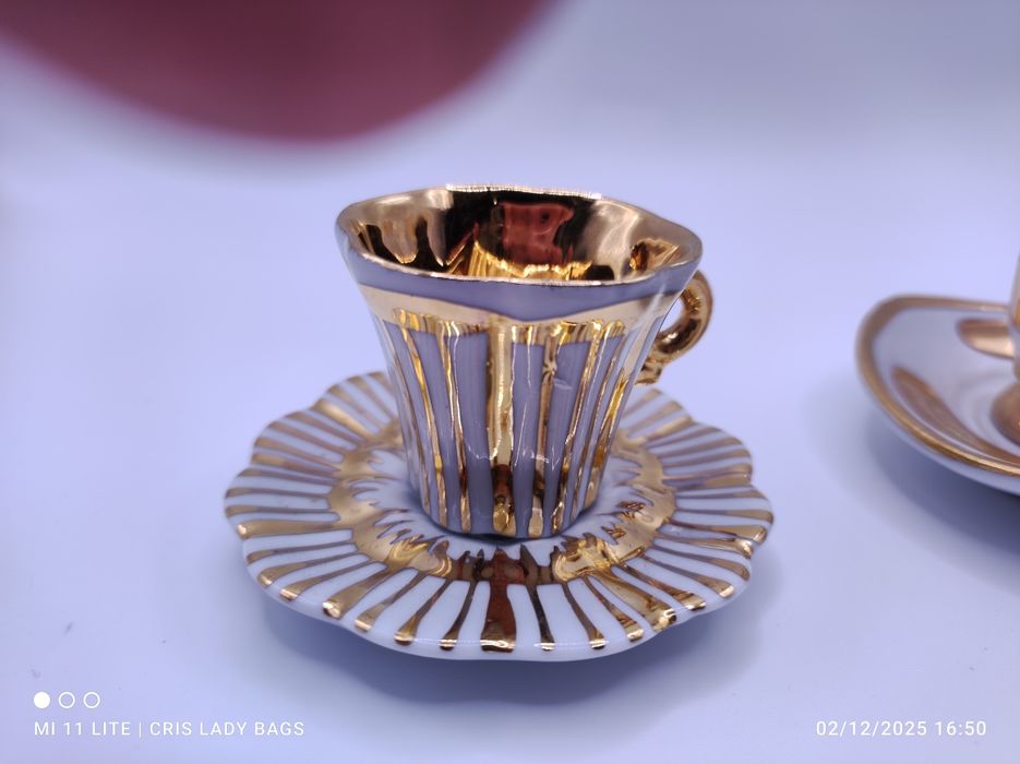 Conjunto de três mini chávenas de coleção douradas em Porcelana