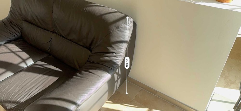 2 sofás de couro legítimo à venda com 2 mesas.