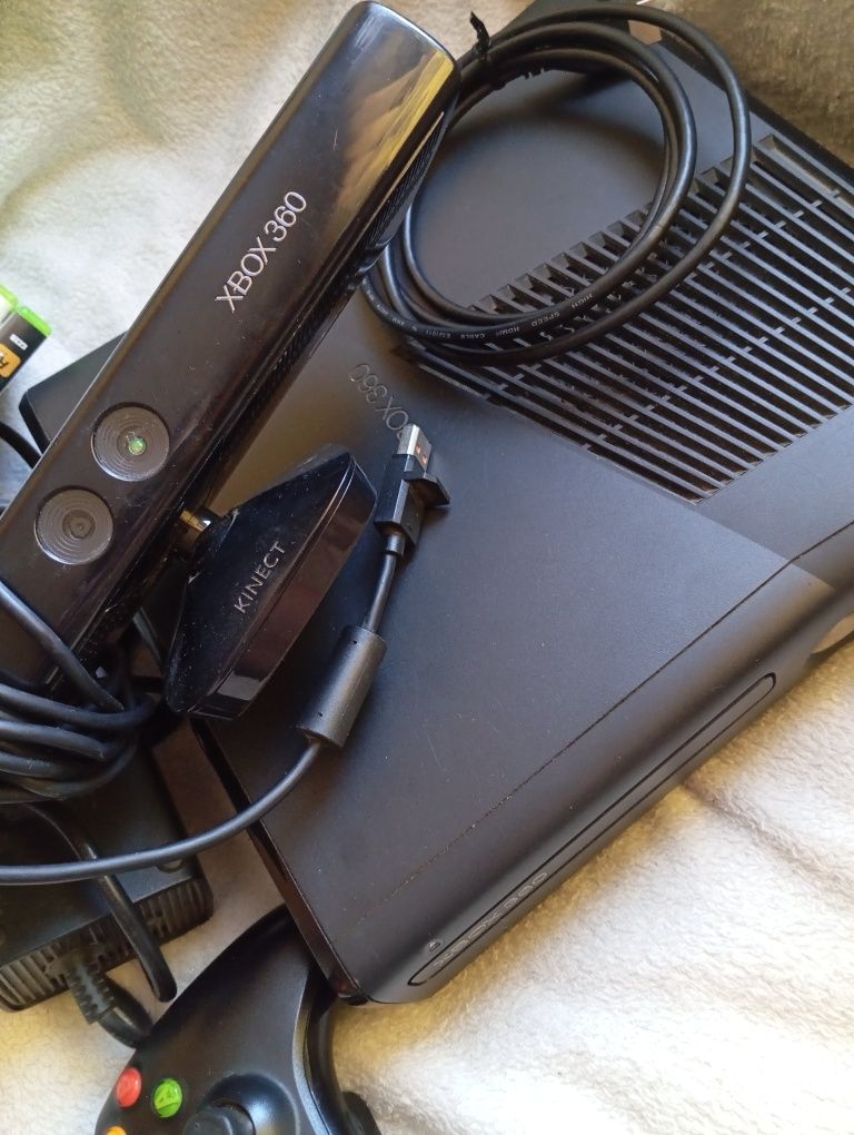 Xbox 360 + Kinect + pad + gry i pełne okablowanie