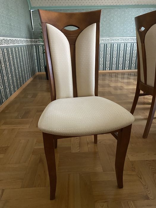 Деревяні крісла в стані нових