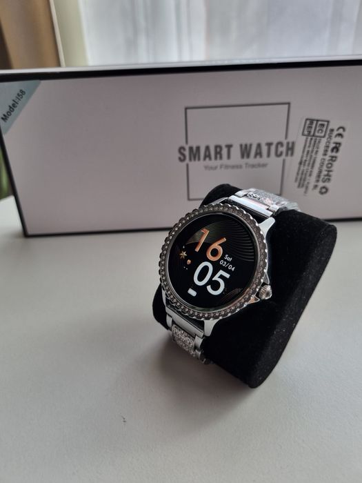 Srebrny smartwatch