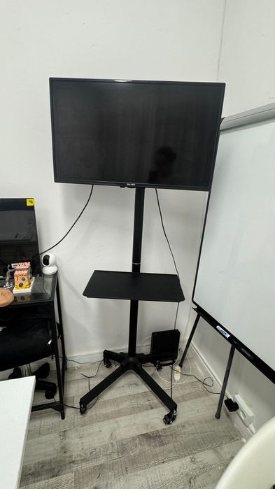 Suporte para tv e apoio com rodas