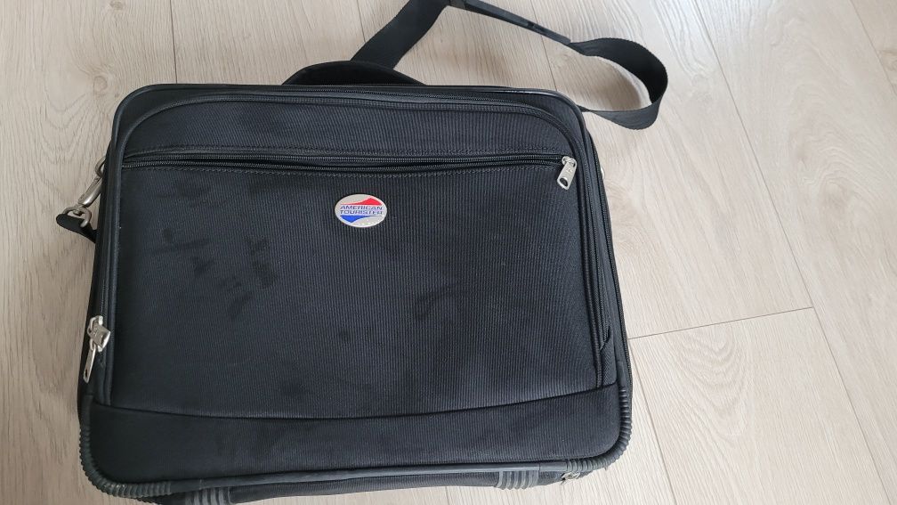 Czarna torba na laptopa American Tourister
