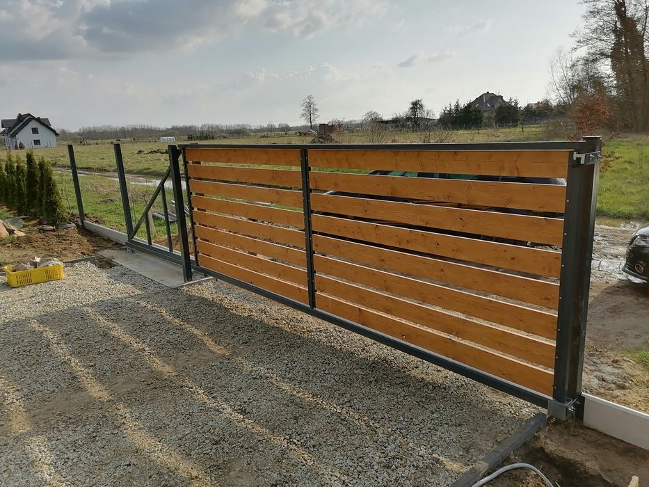 Bramy przesuwne z wypełnieniem panelowym lub drewnianym