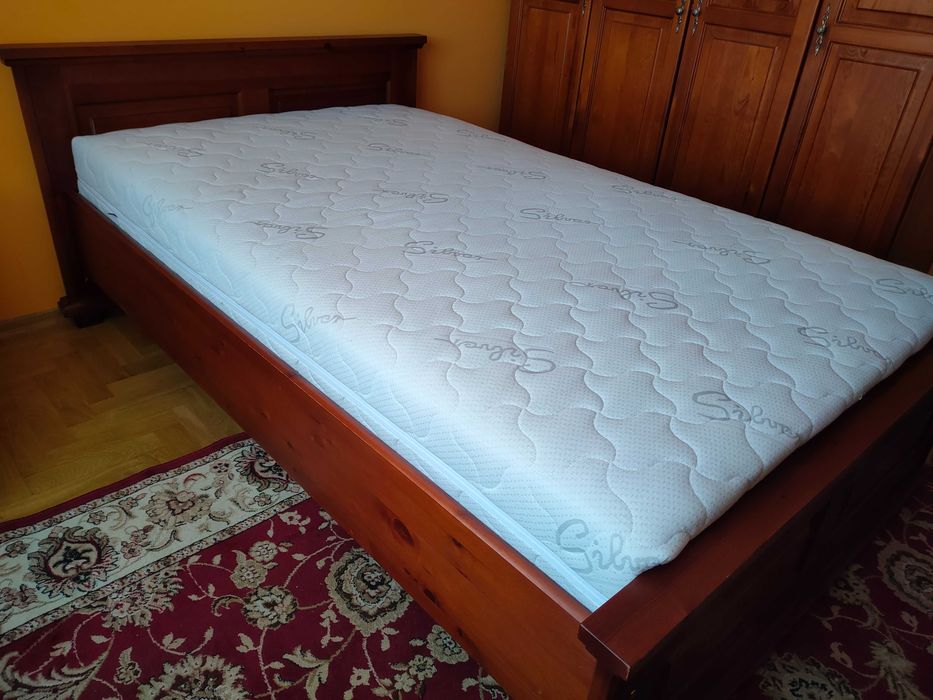 Łóżko drewniane ze stelażem i materacem 120 cm x 200 cm