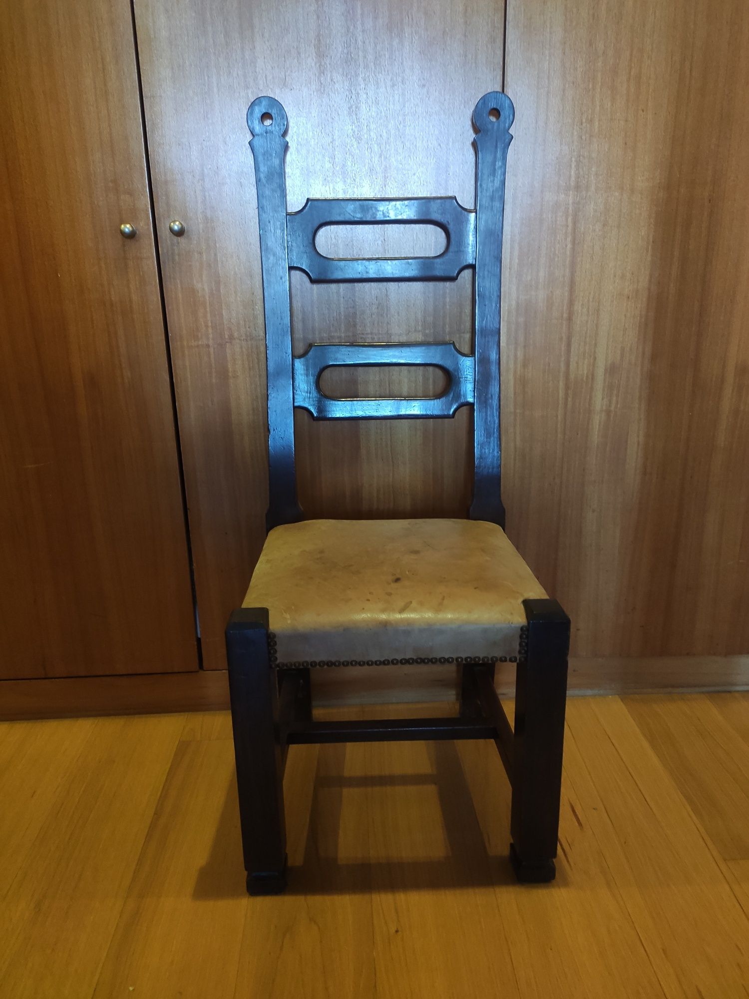 6 cadeiras em madeira com estofo em couro