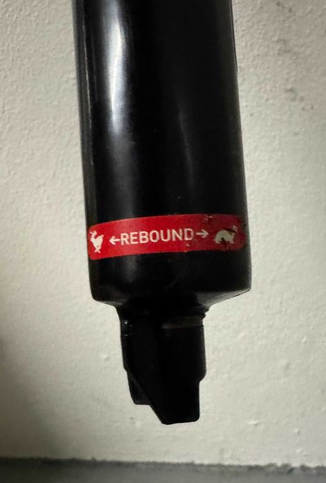 Suspensão rockshox Dart 2 BTT roda 26’’ em perfeitas condicōes.