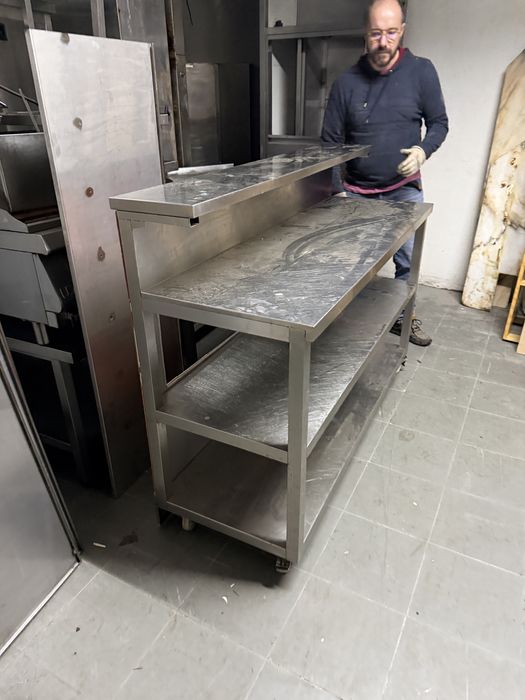 Balcão em inox com prateleira e dois niveis de tampo