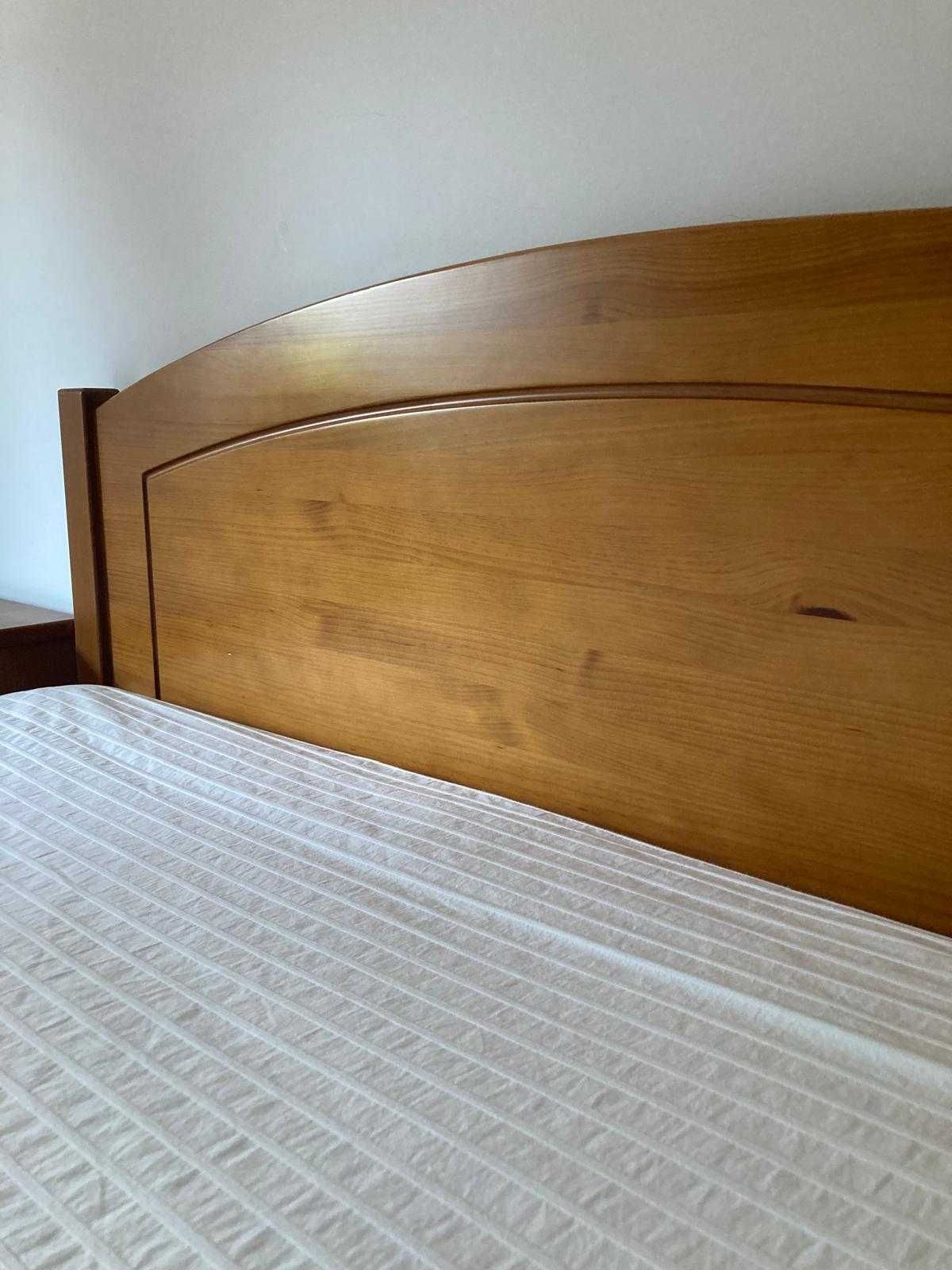 Cama de casal, mesas de cabeceira, cómoda e secretaria