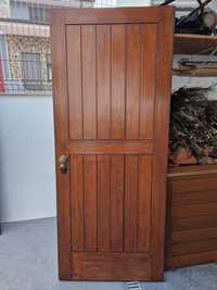 Porta de entrada de madeira