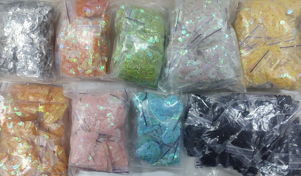 Пайетки на нити .