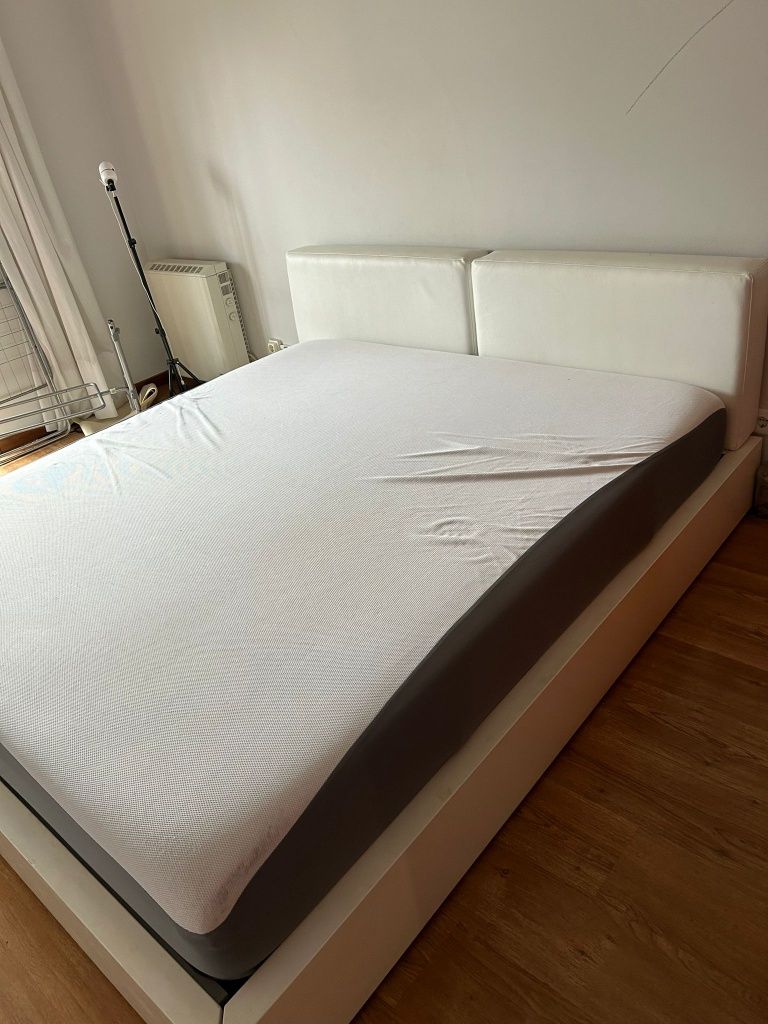 Cama kingsize com arrumação