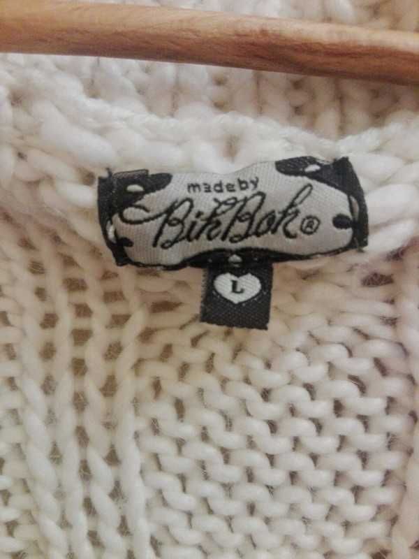 Przepiękny sweterek kardigan zapinany na guziki  w rozmiarze L