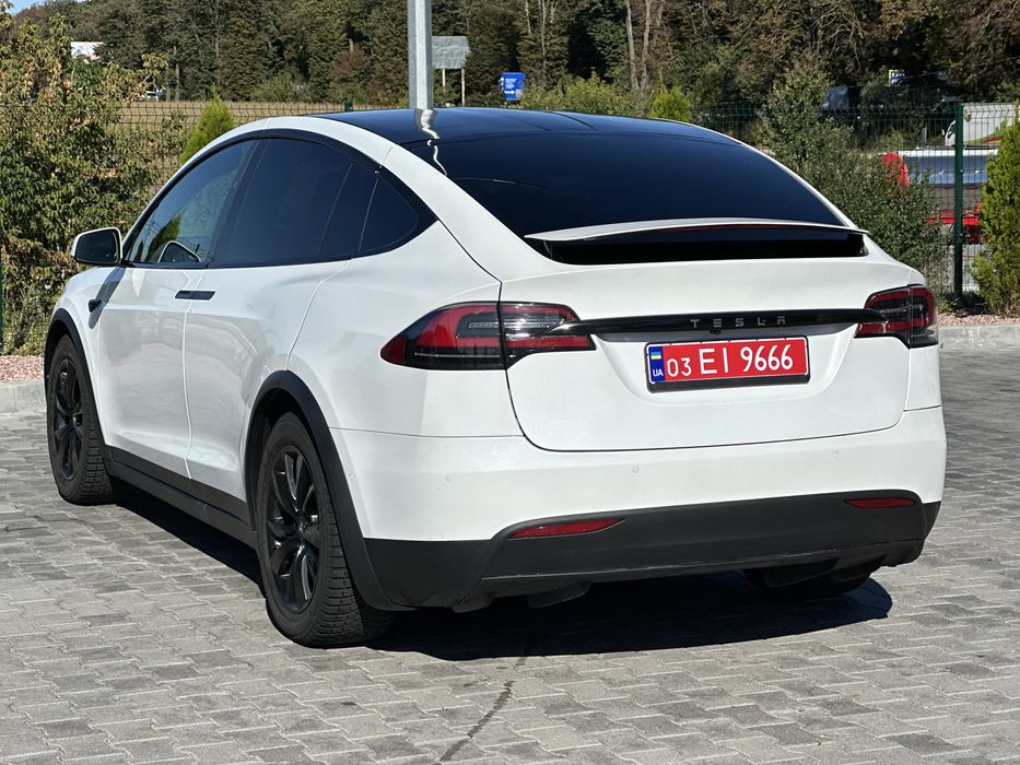 Tesla Model X 90D Європа