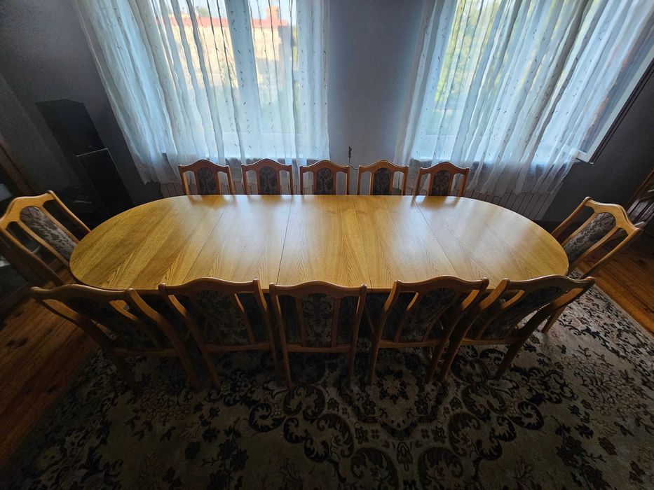 Stół rozkładany z krzesłami