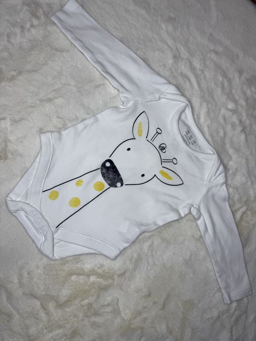 Białe body z żyrafą