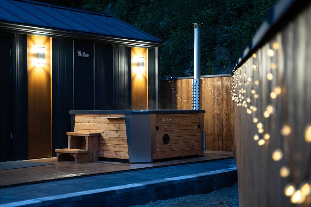 SŁONECZNY BRZEG Noclegi - domki z jacuzzi nad Jeziorem Rożnowskim