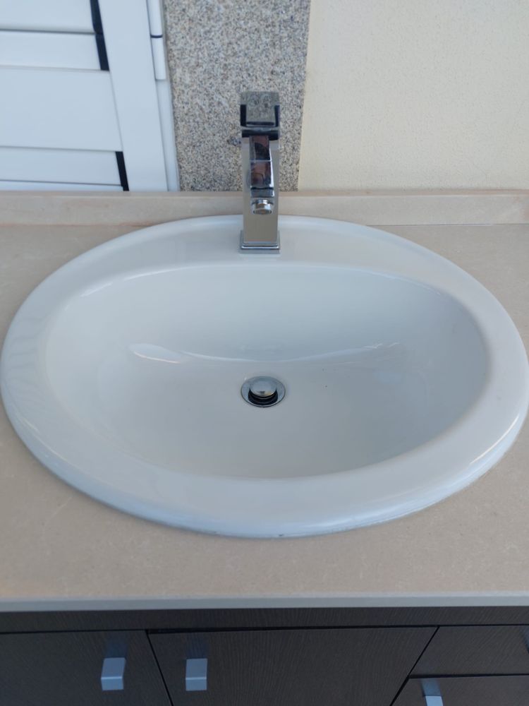 Movel de casa de banho + lavatorio com torneira + espelho