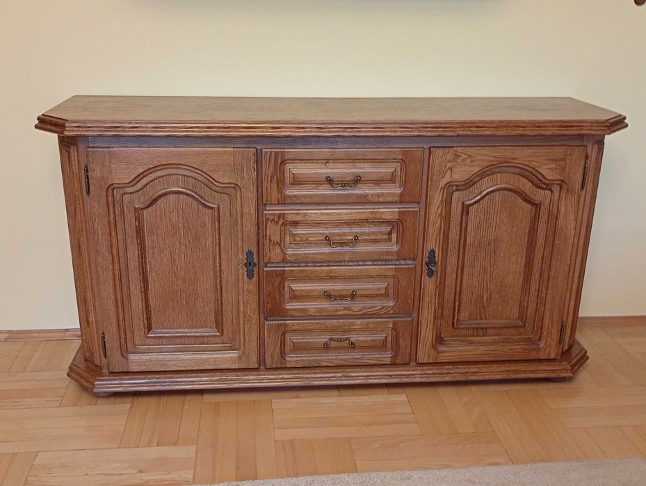 Stare meble w naturalnej okleinie dębowej - wyposażenie salonu