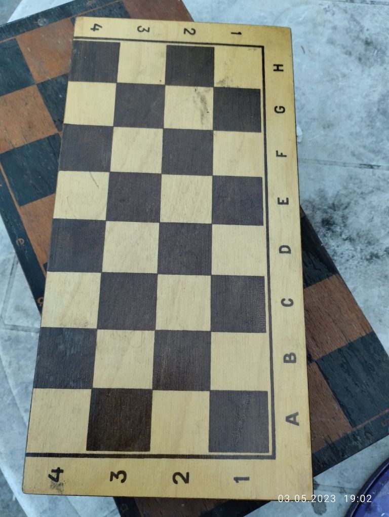Продам шахматы б/у, два набора: пластмассовые и деревянные