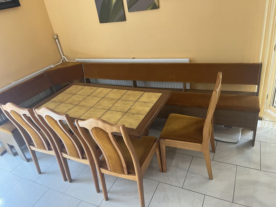 Narożna ława oraz stól z krzeslami