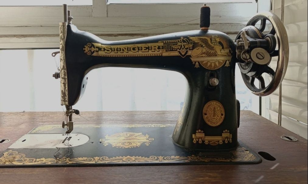 Máquina de costura Singer com movel