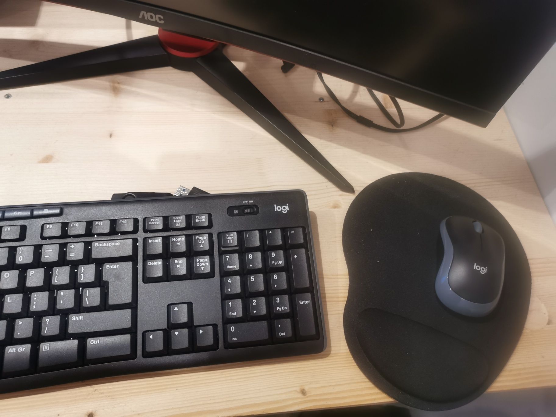 Zestaw komputerowy, komputer AMD Ryzen 5, monitor AOC, klawiatura i