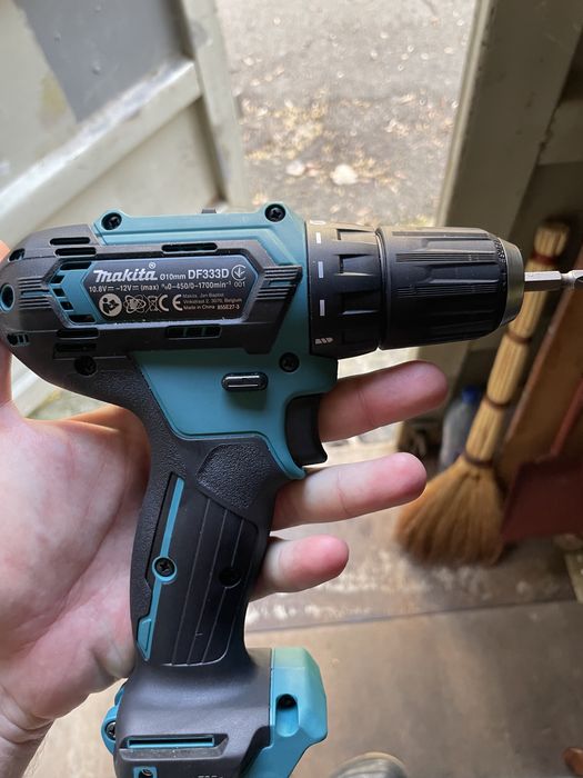 Продам шуруповерт Makita df333dwae