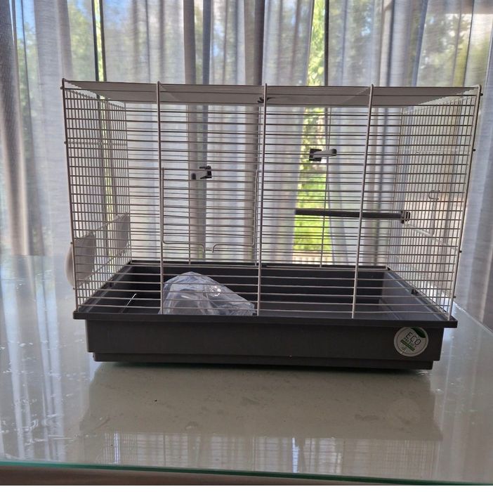Vende-se gaiola com piriquitos