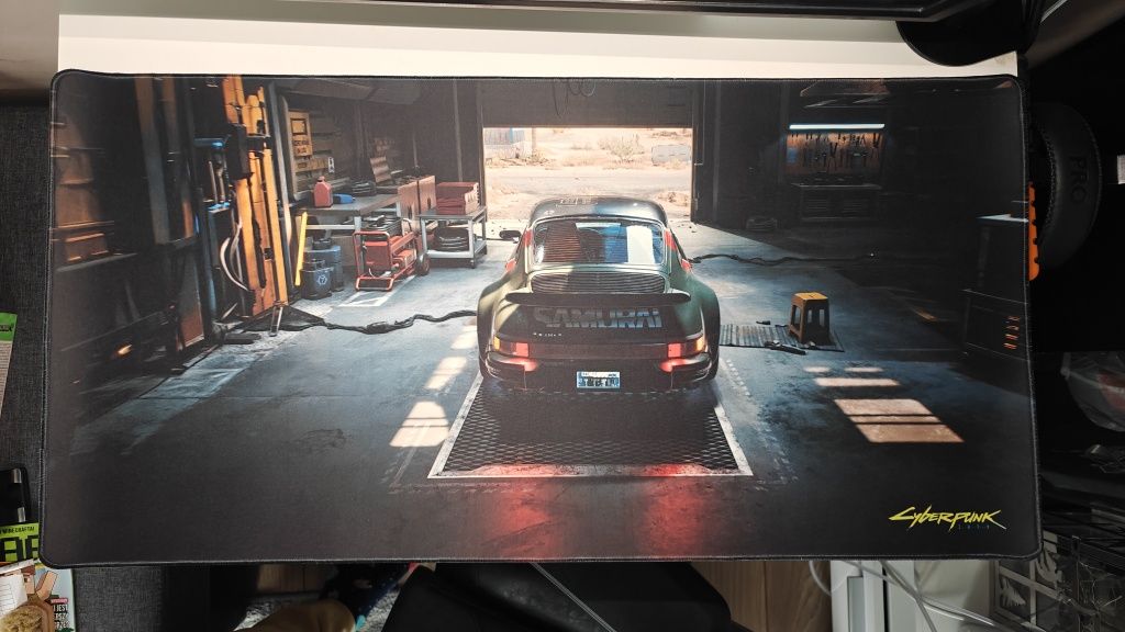 Podkładka gamingowa Cyberpunk 2077 – Garaż Porsche 911