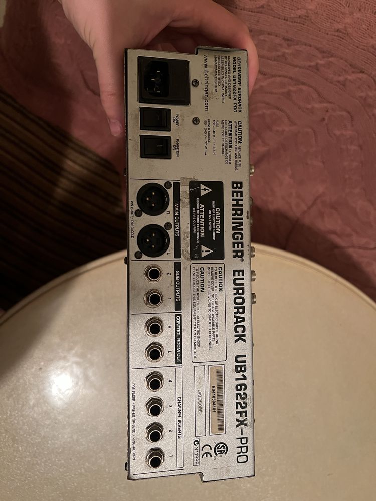 Behringer Eurorack UB1622FX-PRO микшерный пульт
