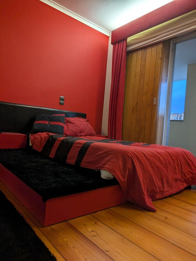 Cama e mesa cabeceira