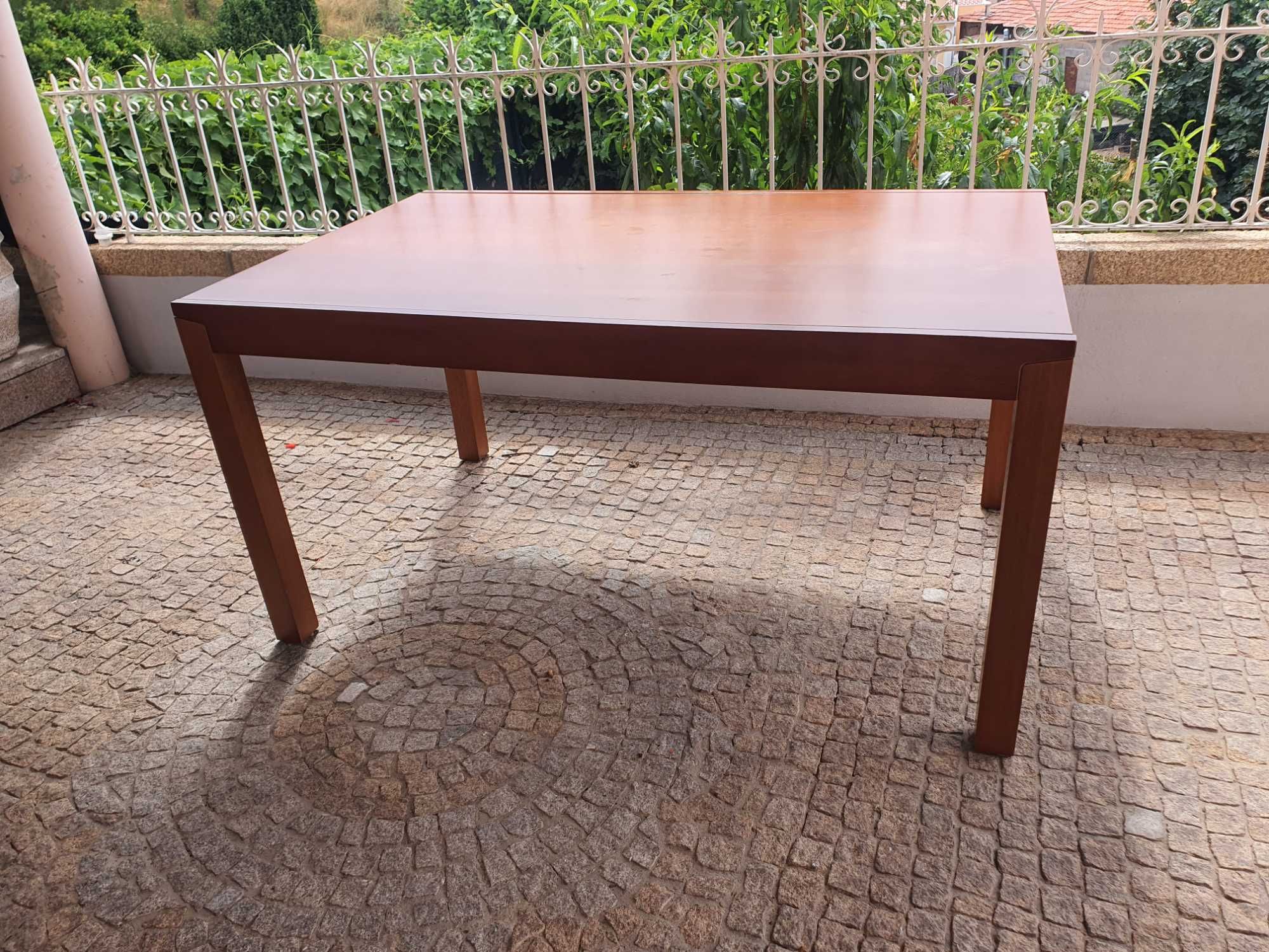 Mesa em madeira extensível e 4 cadeiras