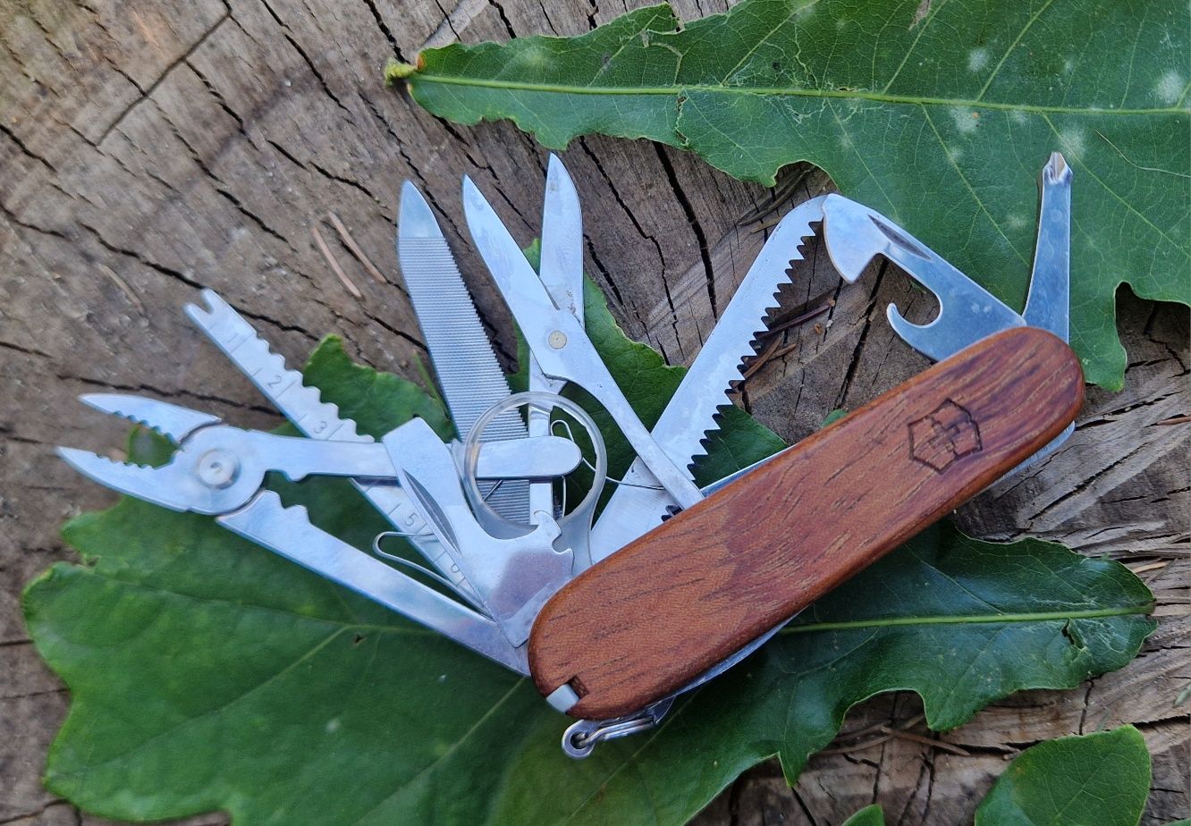 Scyzoryk Victorinox Swiss Champ Wallnut Wood multitool
