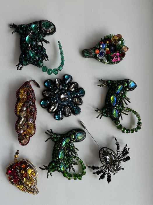 Брошка з бісеру та кристалів