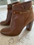 Botins em pele e camurça