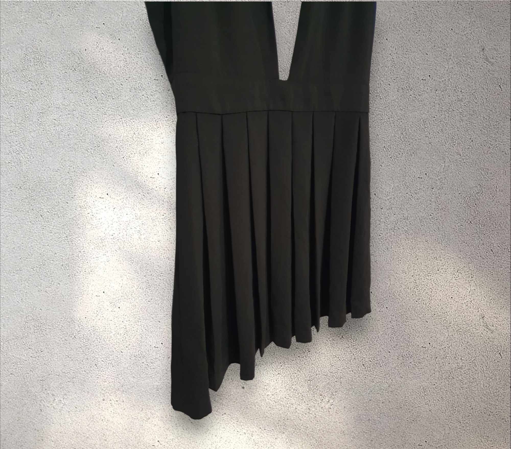 Elegancka czarna sukienka z dekoltem