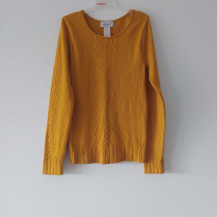 Musztardowy sweter damski – ozdobny splot –  rozmiar XS