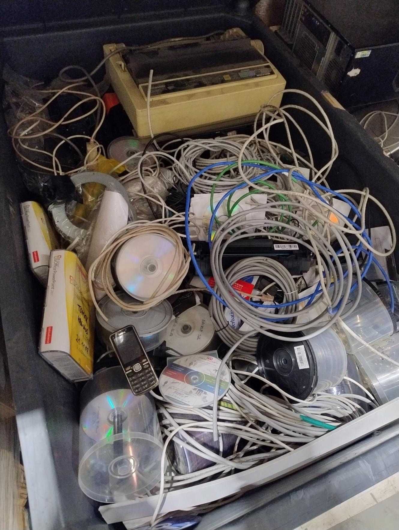Dwie palety z elektroniką - laptopy, stacjonarki, drukarki itd
