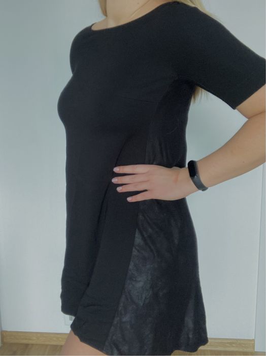 Sukienka ze skórzanym motywem