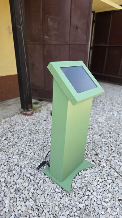Słupek multimedialny z ekranem dotykowym infokiosk