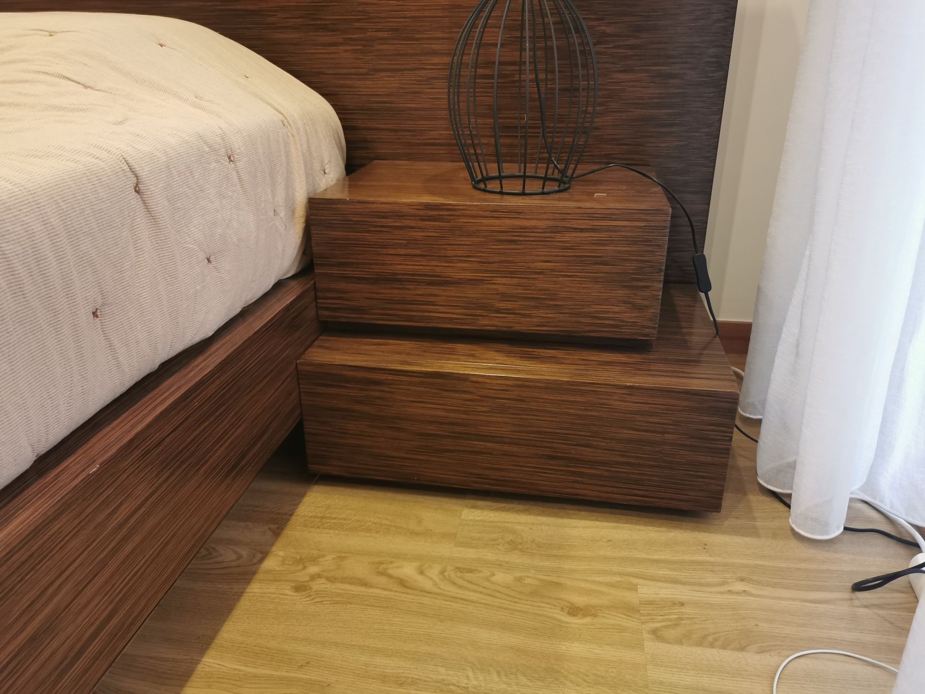 Mobilia de quarto Cama + espelho