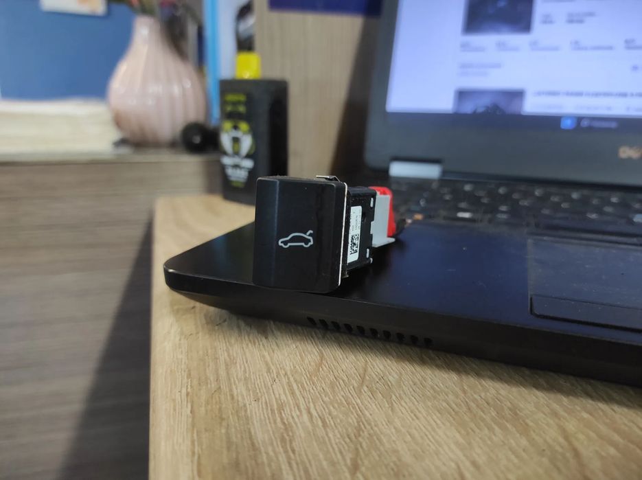 SKODA SUPERB 2 PRZYCISKI PRZEŁĄCZNIK KLAPY BAGAŻNIKA 3T0959831 WYSYŁKA !!!