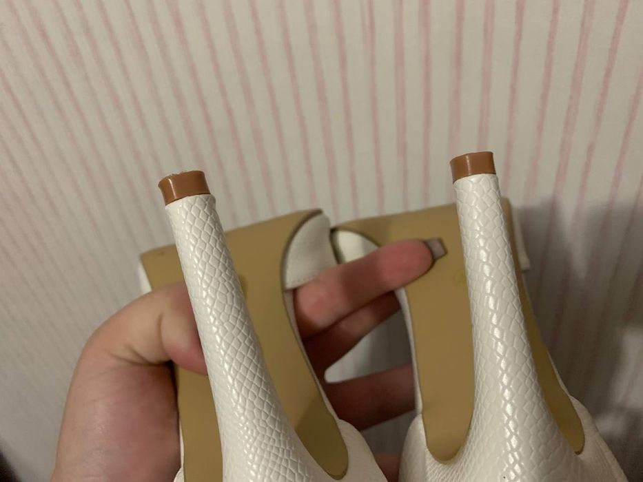 Туфлі на каблуку білі 39р