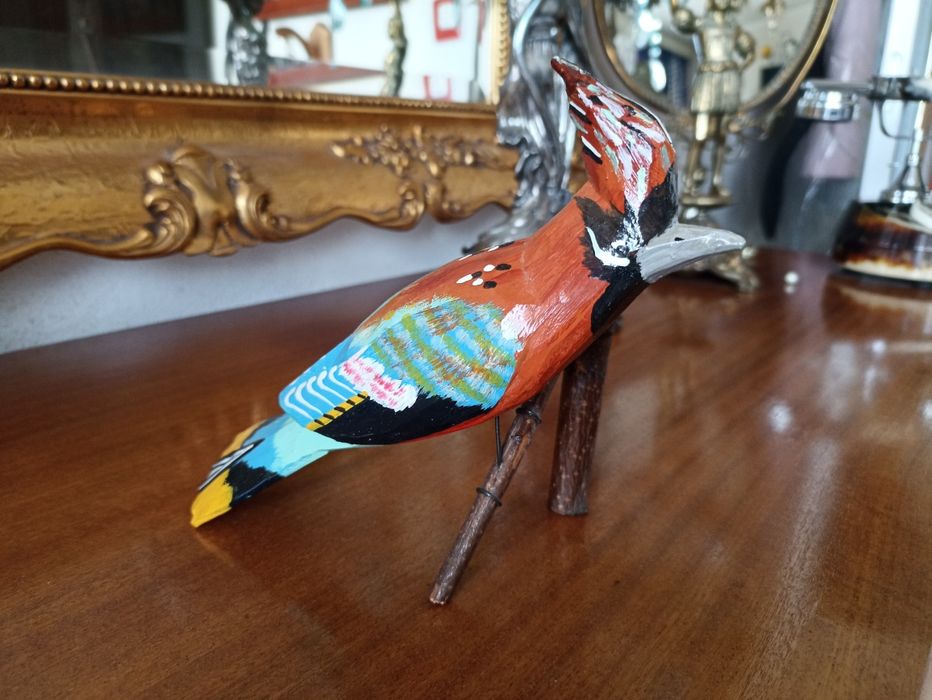 Ręcznie rzeźbiony ptak