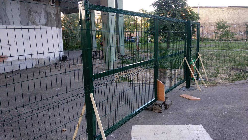 Забор с завода из 3D сетки, установка под ключ, ворота по размерам