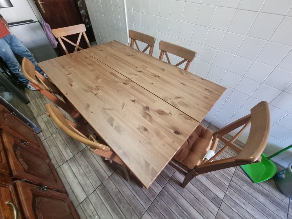 Mesa de madeira com 6 cadeiras