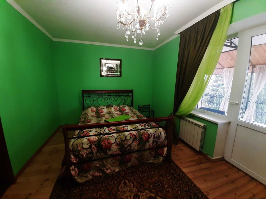 Дом 400 кв., 5  спален, сауна,бассейн,бильярд,генератор.До 30 человек.