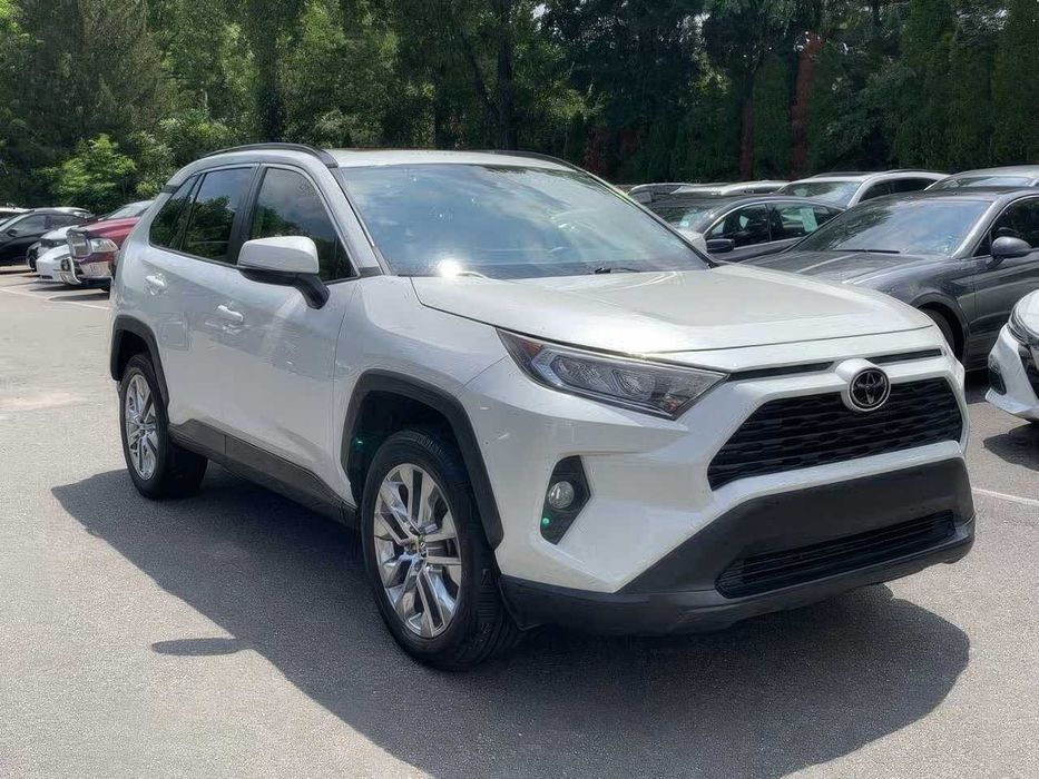 Toyota RAV4 XLE Premium      2021